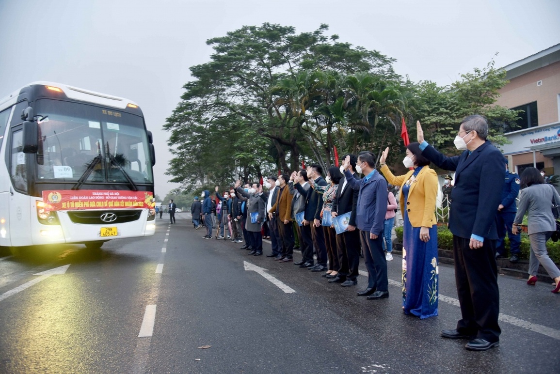 Hà Nội: Đưa hơn 1.000 công nhân về quê sáng 27 Tết - 1 Hà Nội: Đưa hơn 1.000 công nhân về quê sáng 27 Tết - 1