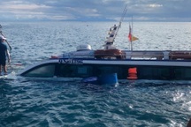 Ca nô chở 20 du khách chìm trên biển Cù Lao Chàm