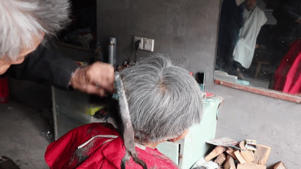 Rùng mình cảnh uốn tóc bằng que sắt nung nóng trong bếp lò - 2 Rùng mình cảnh uốn tóc bằng que sắt nung nóng trong bếp lò - 2