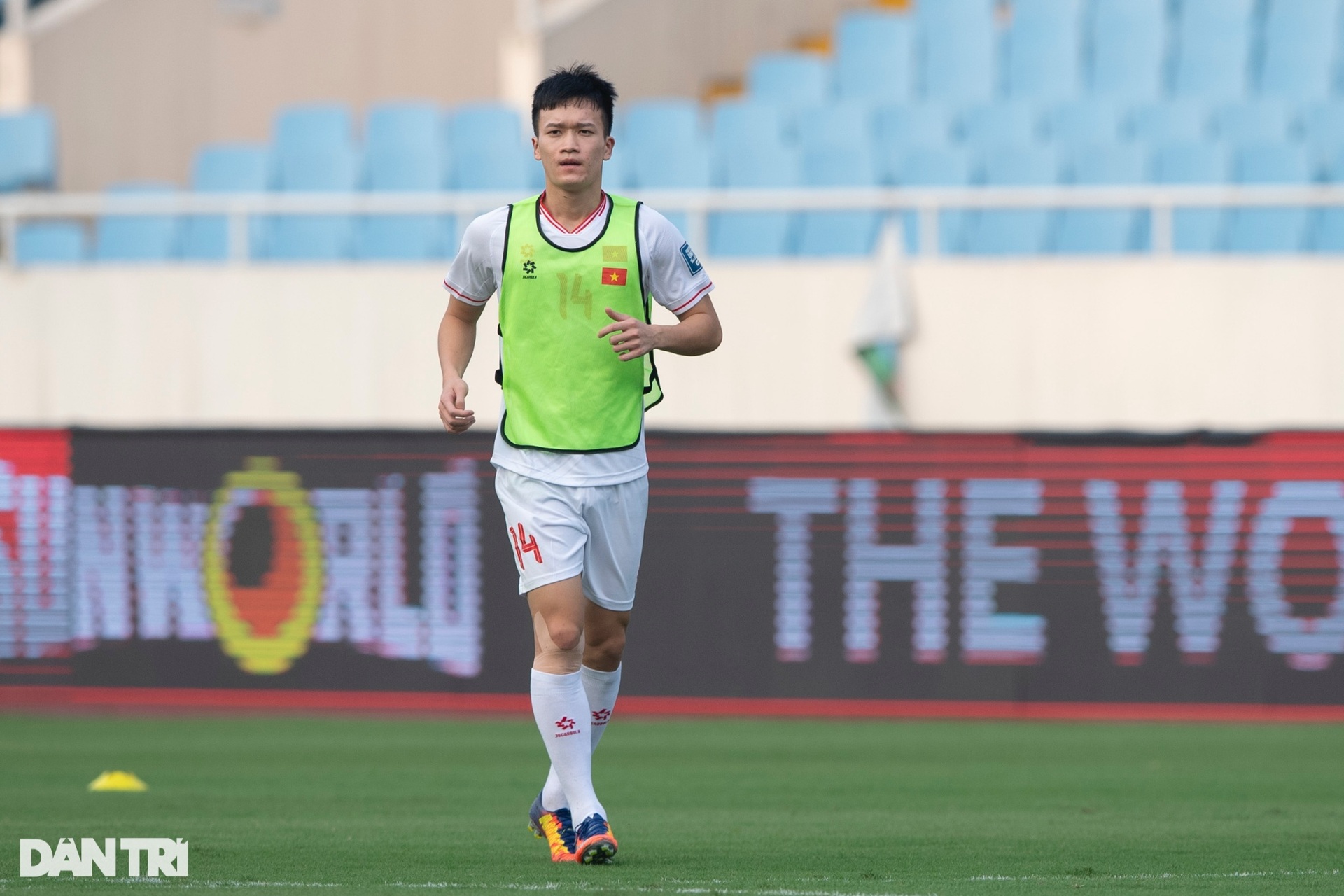 HLV Troussier căng thẳng, liên tục dừng buổi tập của tuyển Việt Nam - 11 HLV Troussier căng thẳng, liên tục dừng buổi tập của tuyển Việt Nam - 11