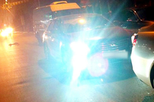 Bị phạt vì bật đèn pha trong phố, đúng hay sai?