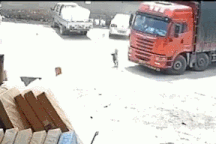 Lọt vào điểm mù, em bé thoát chết đầy may mắn dưới gầm xe tải