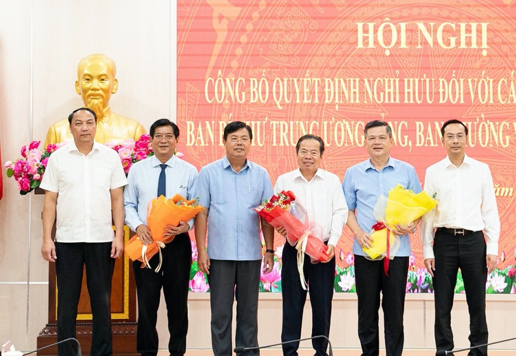 Ba lãnh đạo Tỉnh ủy, UBND tỉnh An Giang nghỉ hưu trước tuổi, thôi việc - 1 Ba lãnh đạo Tỉnh ủy, UBND tỉnh An Giang nghỉ hưu trước tuổi, thôi việc - 1
