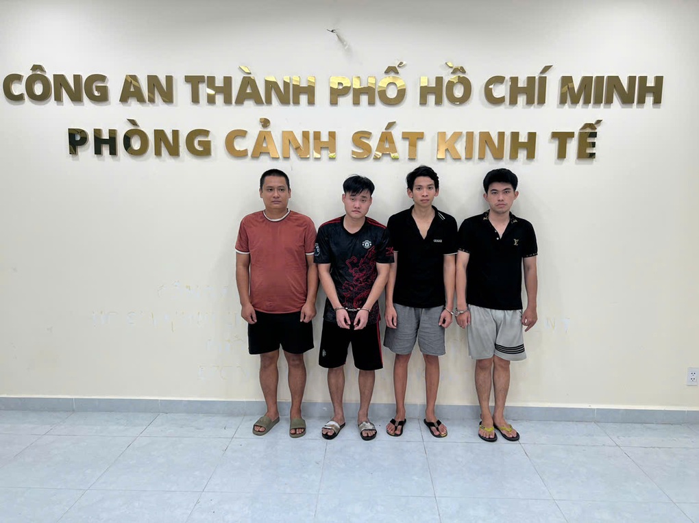 Triệt phá đường dây sản xuất nước giặt giả số lượng lớn ở TPHCM - 1 Triệt phá đường dây sản xuất nước giặt giả số lượng lớn ở TPHCM - 1