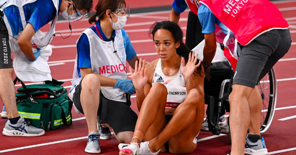 Từ chối ngồi xe lăn, vận động viên chấn thương vẫn cố chạy về đích - 4 Từ chối ngồi xe lăn, vận động viên chấn thương vẫn cố chạy về đích - 4