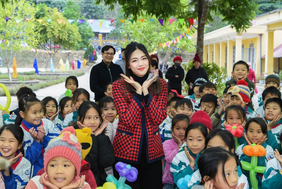 Khánh thành Phòng học Dân trí: Thầy trò hết cảnh vừa dạy, vừa lo lớp sập - 17 Khánh thành Phòng học Dân trí: Thầy trò hết cảnh vừa dạy, vừa lo lớp sập - 17