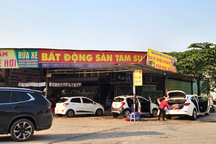 Văn phòng môi giới bất động sản đóng cửa, thành nơi rửa xe, bán trà đá