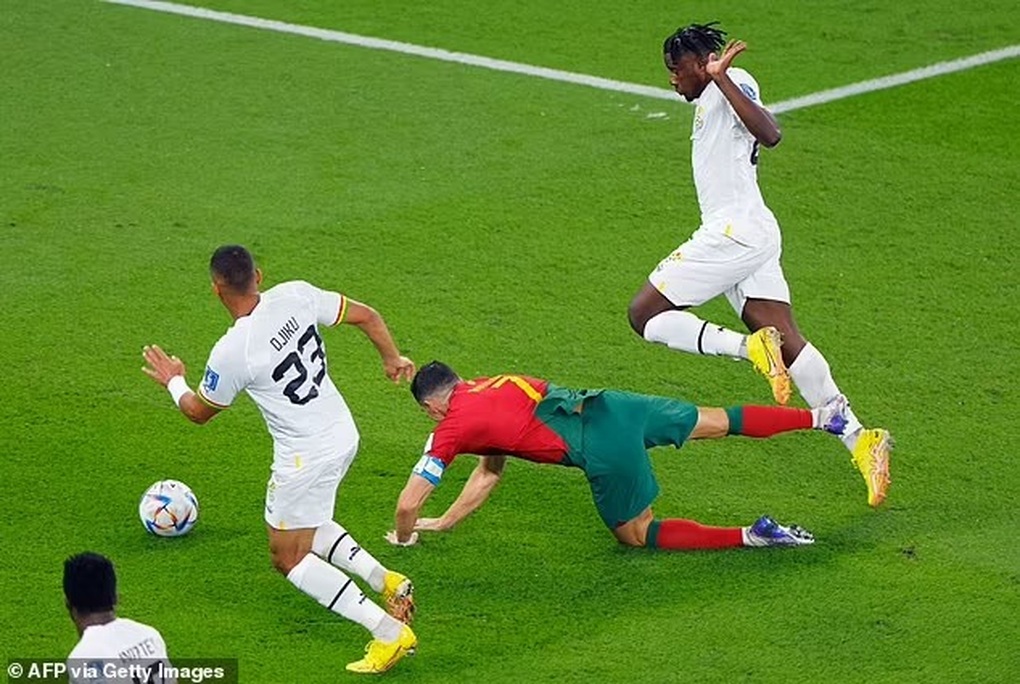 Cổ động viên chỉ trích Ronaldo ăn vạ để kiếm phạt đền - 1 Cổ động viên chỉ trích Ronaldo ăn vạ để kiếm phạt đền - 1