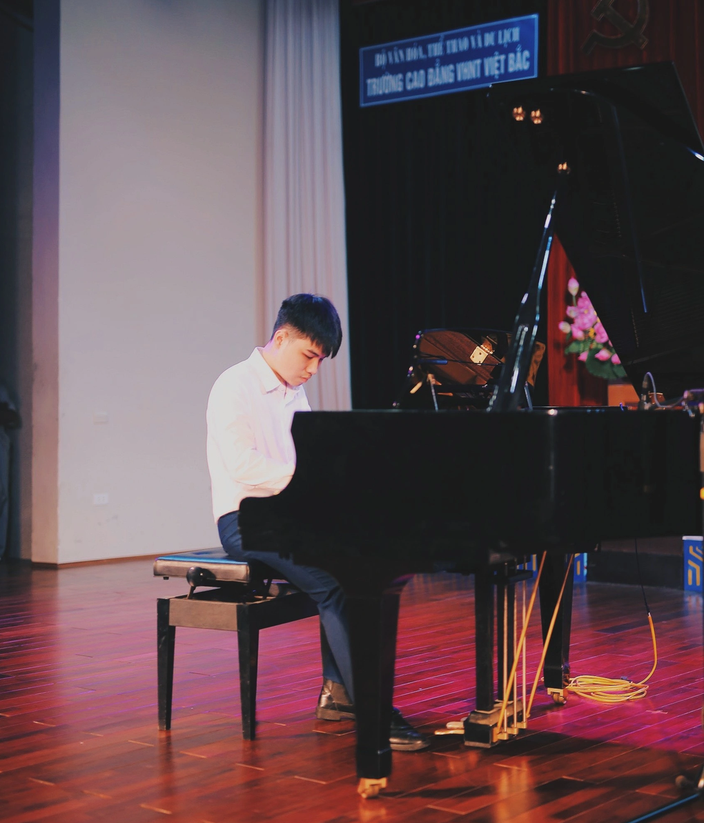 Nam sinh xuất sắc trường nghệ thuật từng sợ sân khấu - 3 Nam sinh xuất sắc trường nghệ thuật từng sợ sân khấu - 3