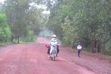 Học sinh rừng Vĩnh Cửu thôi phải lội bộ, vẫy xe…