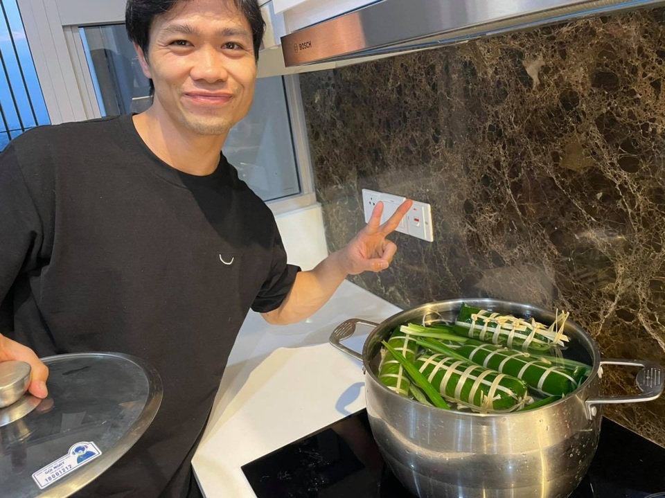 Công Phượng gói bánh, Lee Nguyễn diện áo dài truyền thống chờ đón Tết - 2 Công Phượng gói bánh, Lee Nguyễn diện áo dài truyền thống chờ đón Tết - 2