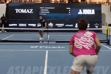 Tay vợt pickleball có lối chơi độc đáo, được ví như siêu nhân