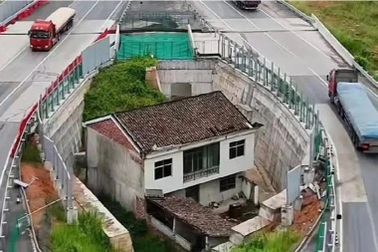 Số phận của căn nhà đứng một mình chắn giữa 2 làn đường cao tốc giờ ra sao?