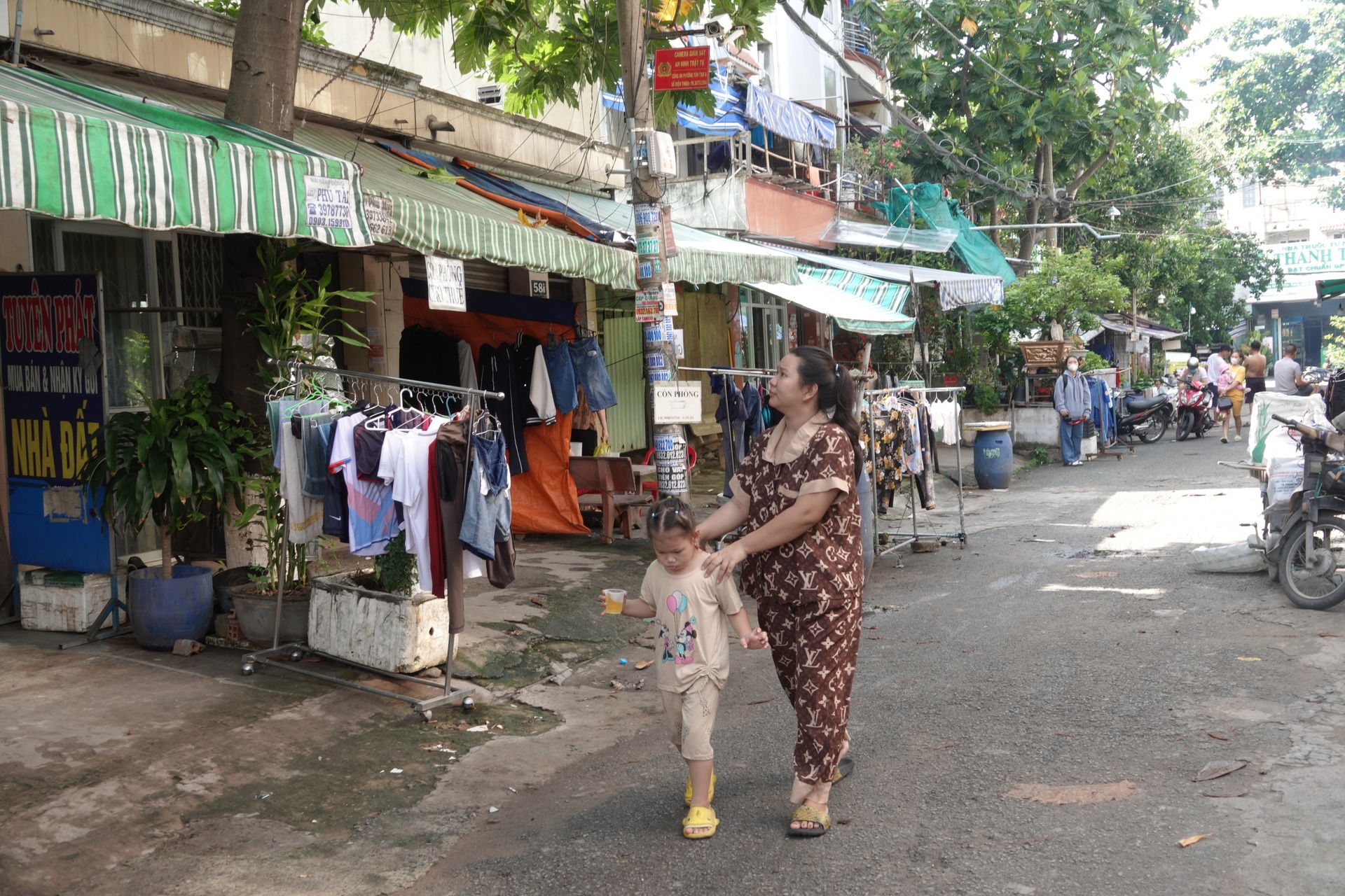 Công nhân bỏ phố về quê, chủ trọ khóc ròng, tiểu thương cũng sạt nghiệp - 10 Công nhân bỏ phố về quê, chủ trọ khóc ròng, tiểu thương cũng sạt nghiệp - 10