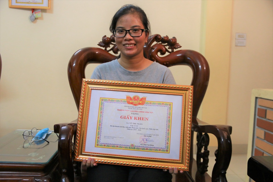 Ninh Bình: Bố bán than, mẹ bán gà, con đỗ thủ khoa khối C với 29,25 điểm - 3 Ninh Bình: Bố bán than, mẹ bán gà, con đỗ thủ khoa khối C với 29,25 điểm - 3