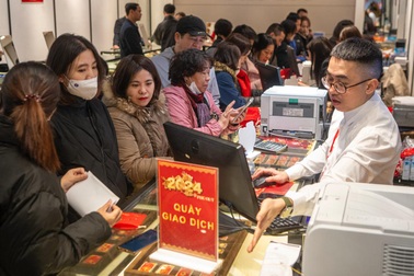 Giá vàng vượt 100 triệu/lượng: "Cò" chờ ở cửa săn mua, chuyên gia cảnh báo