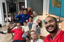 Phút đoàn tụ ngắn của Xuân Son với vợ con ở khách sạn sau trận bán kết