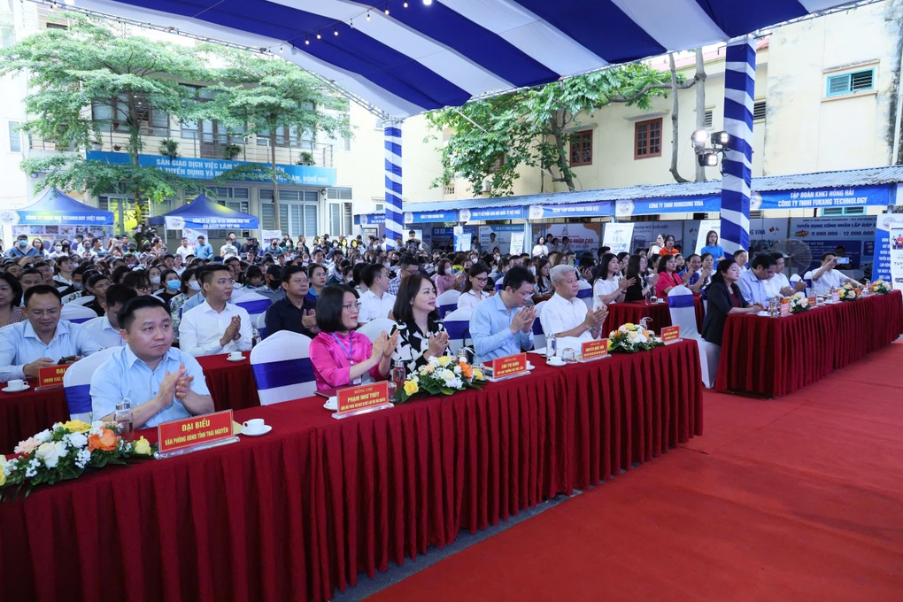 Hơn 2.500 lao động tìm việc tại Ngày hội việc làm Thái Nguyên 2025 - 1