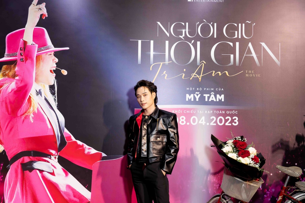 Mỹ Tâm mặc áo dài, chạy chiếc xe đạp 26 năm trước lên thảm đỏ gây náo loạn - 12 Mỹ Tâm mặc áo dài, chạy chiếc xe đạp 26 năm trước lên thảm đỏ gây náo loạn - 12