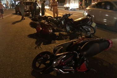 Ô tô tông 10 xe máy, khiến 5 người bị thương