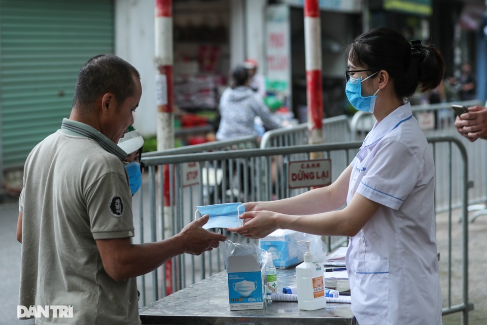 Hà Nội: Xử phạt hàng loạt trường hợp không đeo khẩu trang nơi công cộng - 9 Hà Nội: Xử phạt hàng loạt trường hợp không đeo khẩu trang nơi công cộng - 9