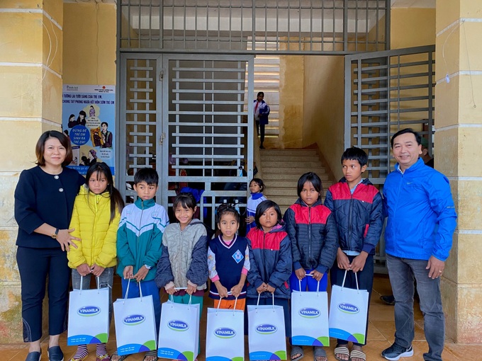 Cặp lá yêu thương với sứ mệnh “Trao cơ hội đi học, cho cơ hội đổi đời” - Ảnh 5.
Cặp lá yêu thương với sứ mệnh “Trao cơ hội đi học, cho cơ hội đổi đời” - Ảnh 5.
