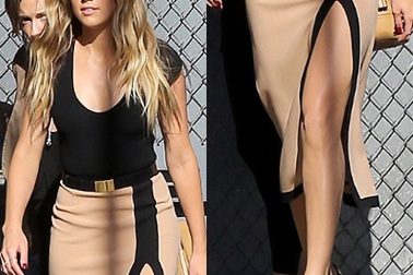 Bạn gái “Cướp biển vùng Caribe” khoe chân nuột nà