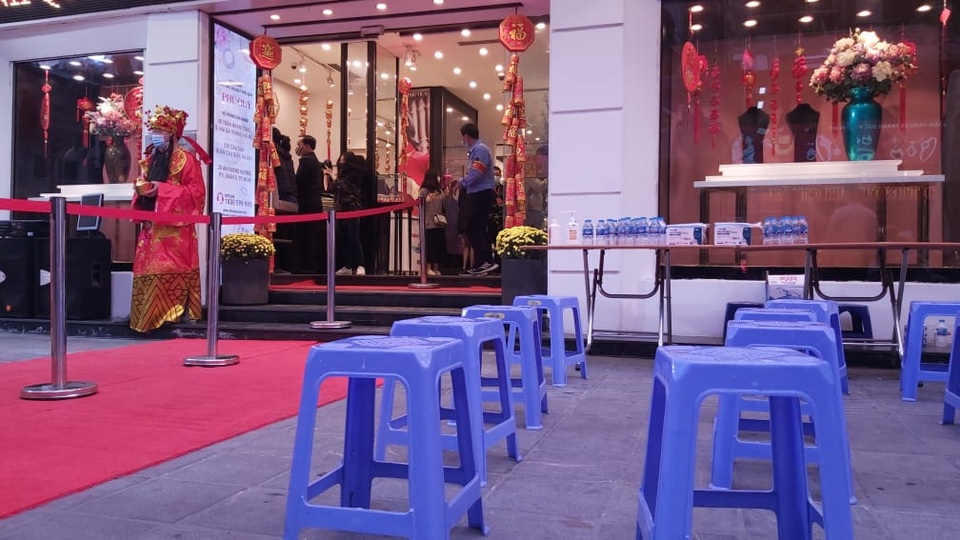 Ế ẩm người mua, chủ hàng vàng khấn vái liên tiếp nhờ Thần tài kéo khách - 3