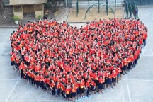 Hơn 1.000 học sinh xếp hình trái tim đỏ rực gửi đến U23 Việt Nam