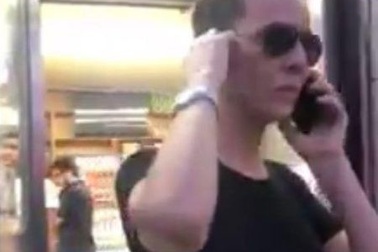 Gọi điện báo cảnh sát vì bị bé trai 9 tuổi quấy rối tình dục