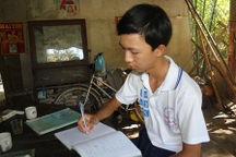 Cha bệnh hiểm nghèo, cậu bé lớp 11 ăn chuối thay cơm