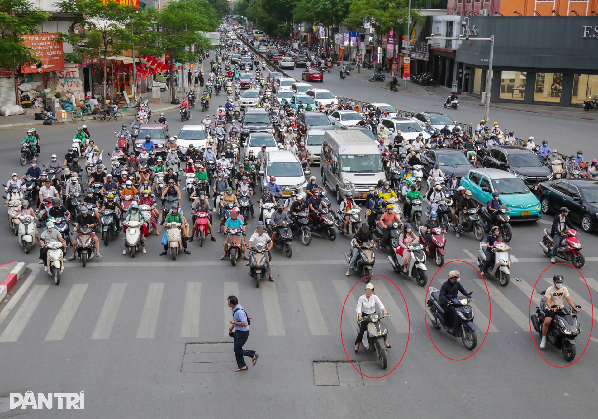 Bất chấp mức phạt nặng, nhiều lái xe máy và ô tô vẫn vượt đèn đỏ ở Hà Nội - 14 Bất chấp mức phạt nặng, nhiều lái xe máy và ô tô vẫn vượt đèn đỏ ở Hà Nội - 14