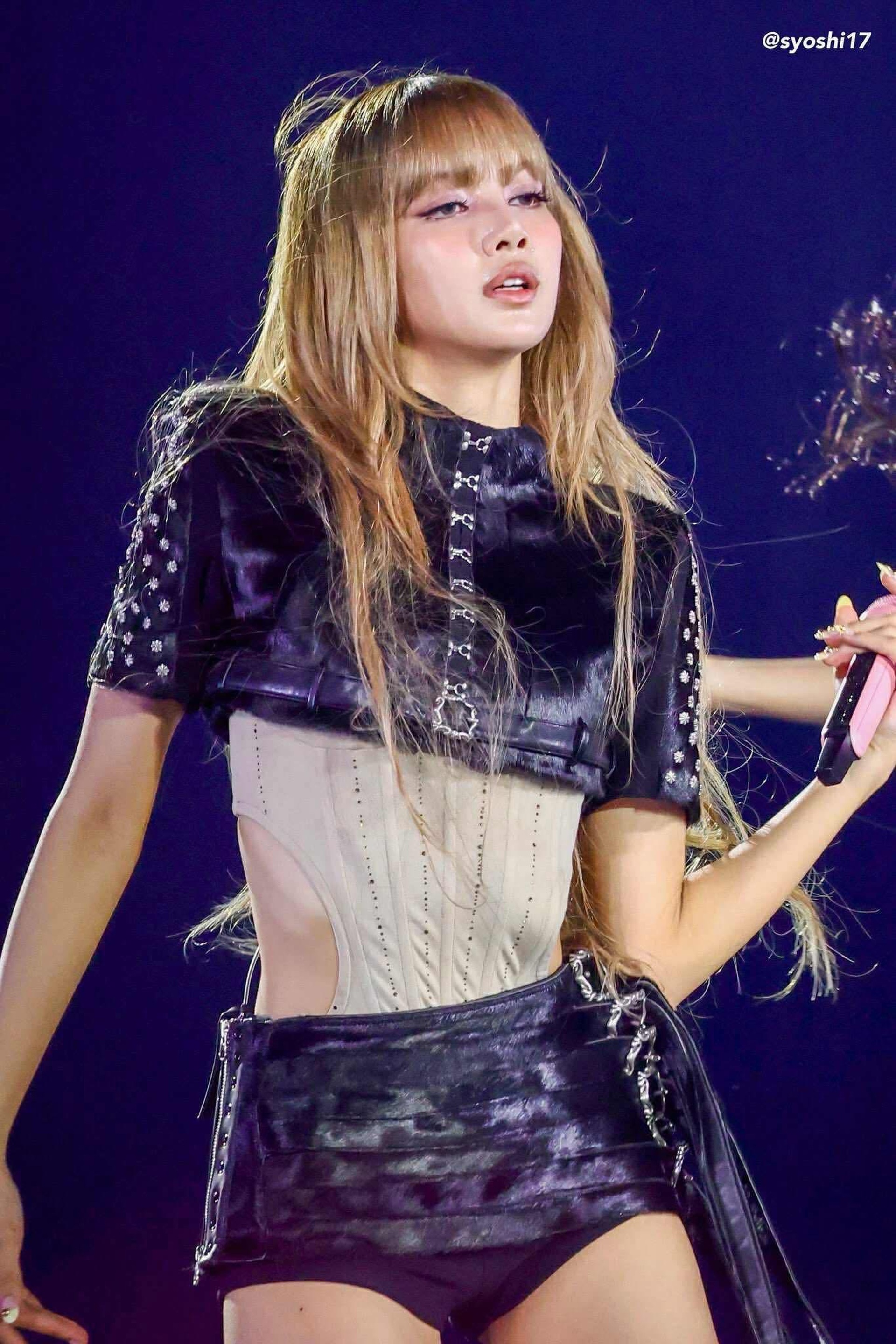 Blackpink gây sốt khi trở lại với váy áo gợi cảm, trang sức tiền tỷ - 3 Blackpink gây sốt khi trở lại với váy áo gợi cảm, trang sức tiền tỷ - 3