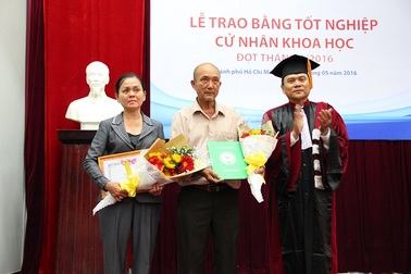 Cha mẹ nén nỗi đau đến nhận bằng tốt nghiệp thay con đã mất