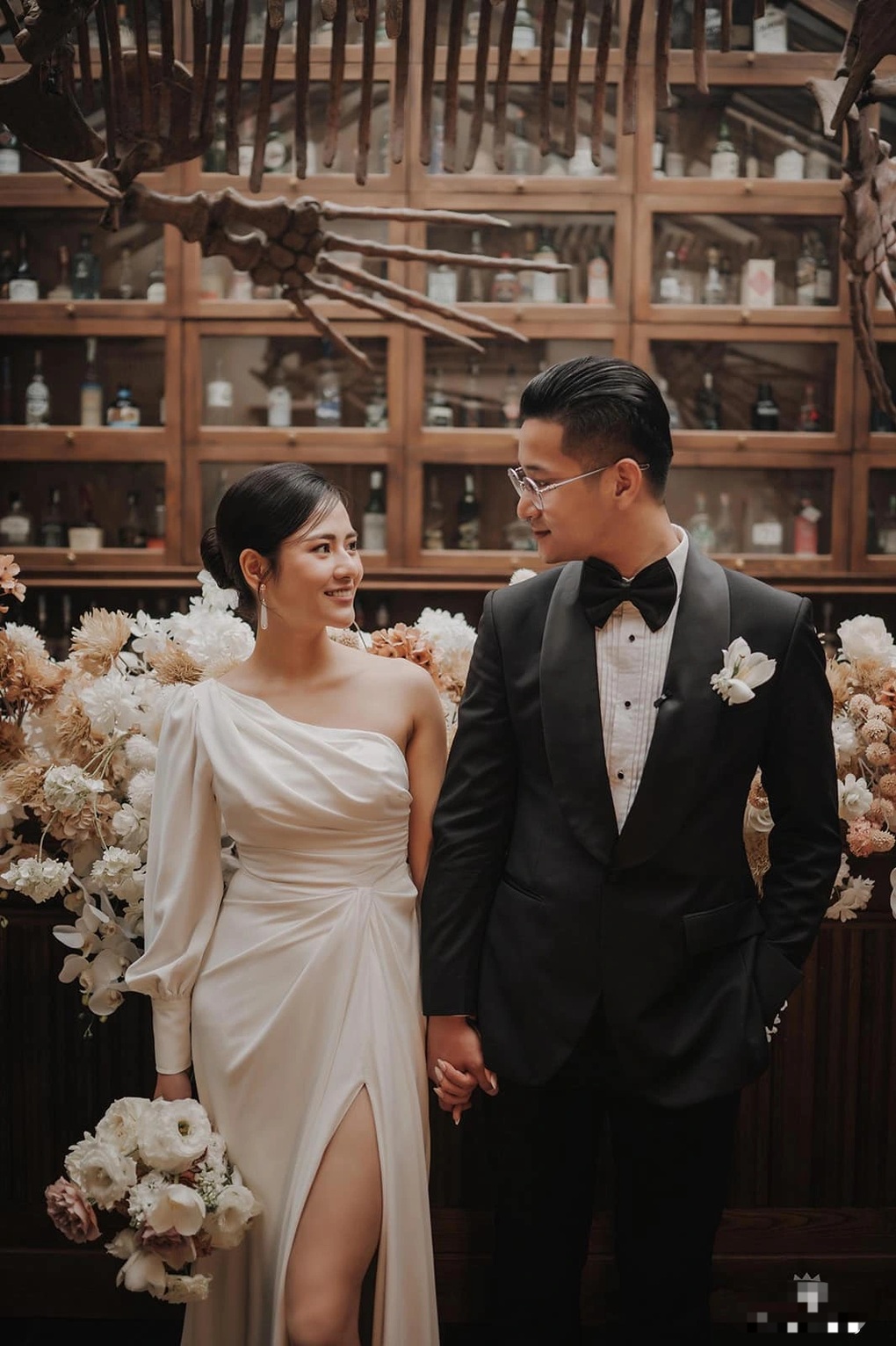 Chồng Việt Hoa không ghen khi vợ đóng cảnh nóng cùng tổng tài Denis Đặng - 2 Chồng Việt Hoa không ghen khi vợ đóng cảnh nóng cùng tổng tài Denis Đặng - 2