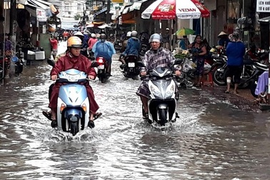 Mưa lớn bất thường, phố biến thành sông