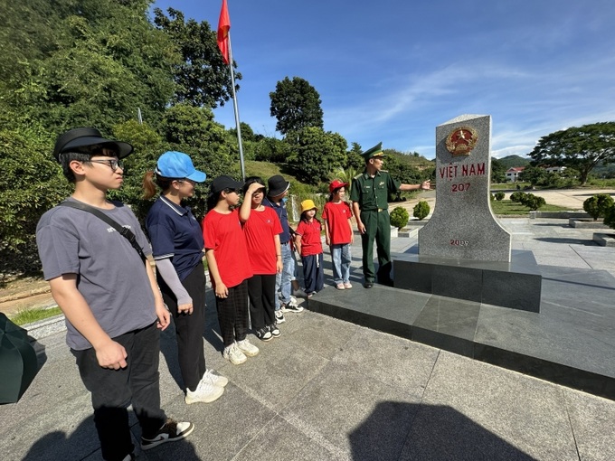 Các em tham gia chương trình trải nghiệm “Một ngày ở biên cương” tại Đồn biên phòng Mường Cai