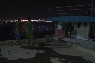 Vụ cháy tàu chở xăng: Thi thể thứ 3 nằm sâu trong khoang tàu