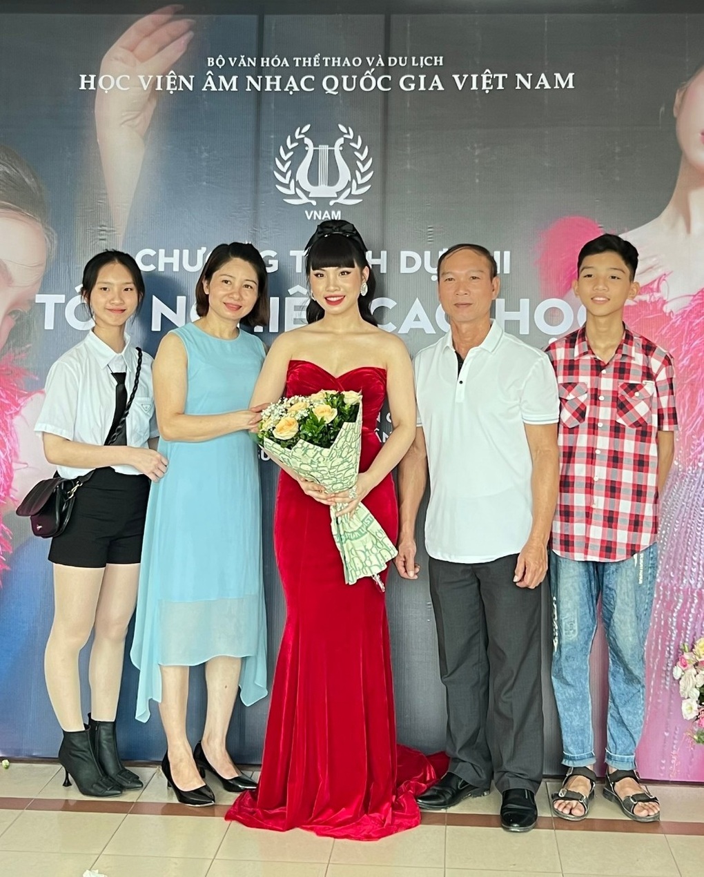 Ca sĩ Lan Quỳnh tốt nghiệp Thạc sĩ với số điểm tuyệt đối - 2 Ca sĩ Lan Quỳnh tốt nghiệp Thạc sĩ với số điểm tuyệt đối - 2