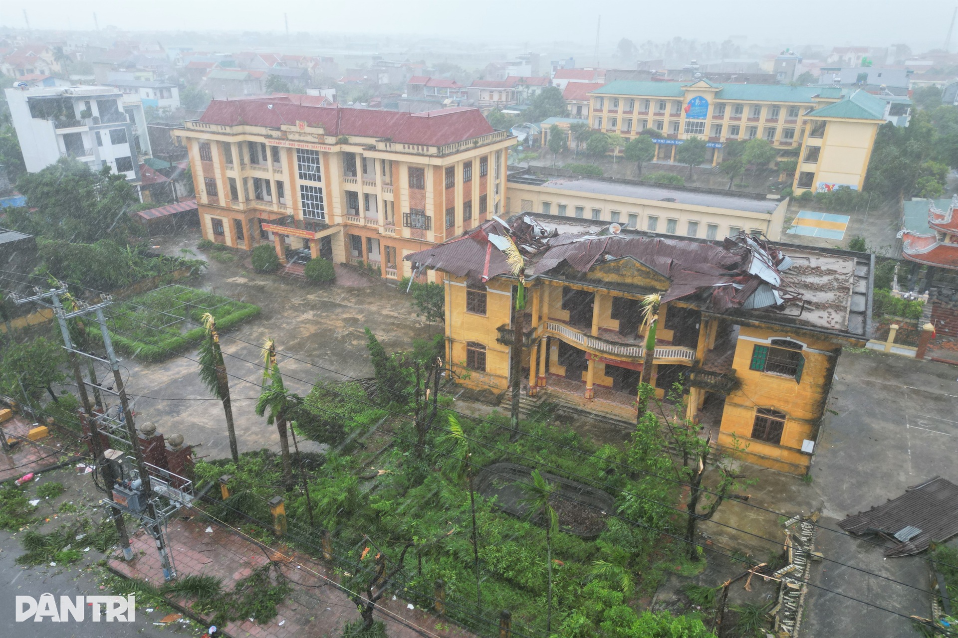 Lốc xoáy ập đến vò nát nhiều căn nhà, người dân không kịp trở tay - 1 Lốc xoáy ập đến vò nát nhiều căn nhà, người dân không kịp trở tay - 1