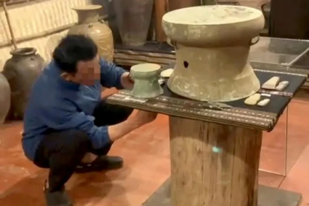 Cán bộ ngân hàng lấy cổ vật khỏi khu trưng bày để thử mức độ an ninh - 1 Cán bộ ngân hàng lấy cổ vật khỏi khu trưng bày để thử mức độ an ninh - 1