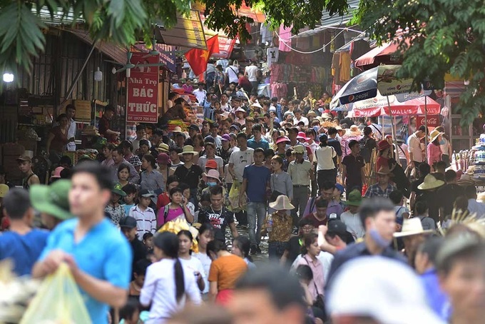 Hà ng chục ngà n ngưá»i ken Äặc chùa Hương, soi Äèn xuyên Äêm qua