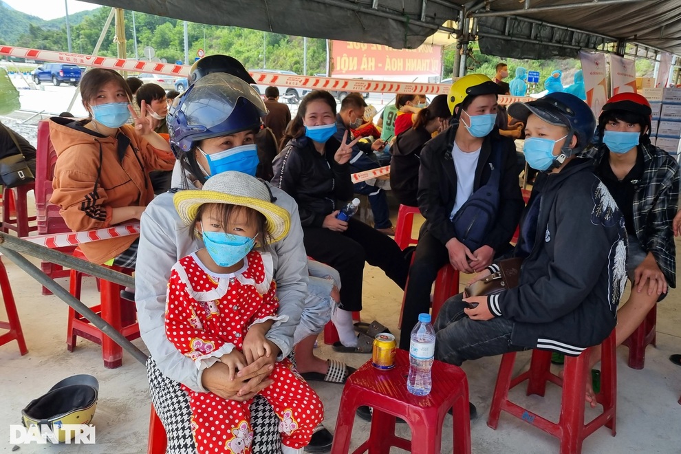 Người dân đi xe máy hồi hương qua Đà Nẵng được chở về Hà Nội - 1 Người dân đi xe máy hồi hương qua Đà Nẵng được chở về Hà Nội - 1