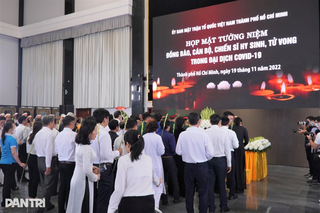 Người thân rơi nước mắt tại lễ tưởng niệm cán bộ, chiến sĩ mất do Covid-19 - 3