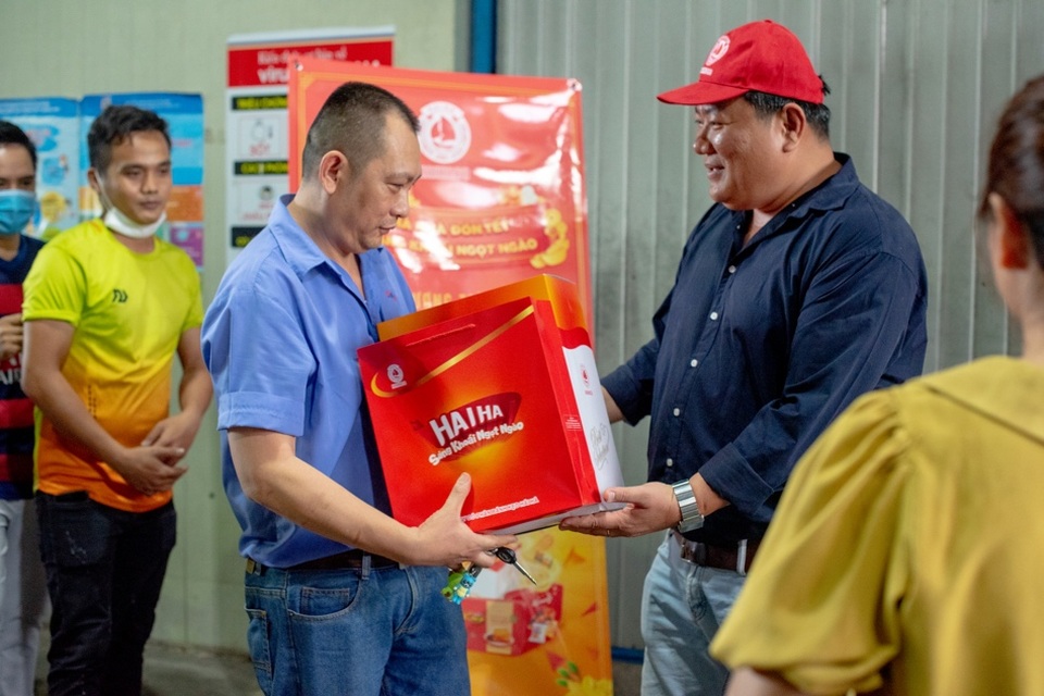 400 công nhân có hoàn cảnh khó khăn vui mừng nhận quà đón Tết - 2 400 công nhân có hoàn cảnh khó khăn vui mừng nhận quà đón Tết - 2