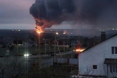 Kho đạn của Nga gần biên giới Ukraine bốc cháy