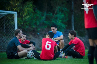 Báo Thái Lan so sánh giữa Thai-League và V-League