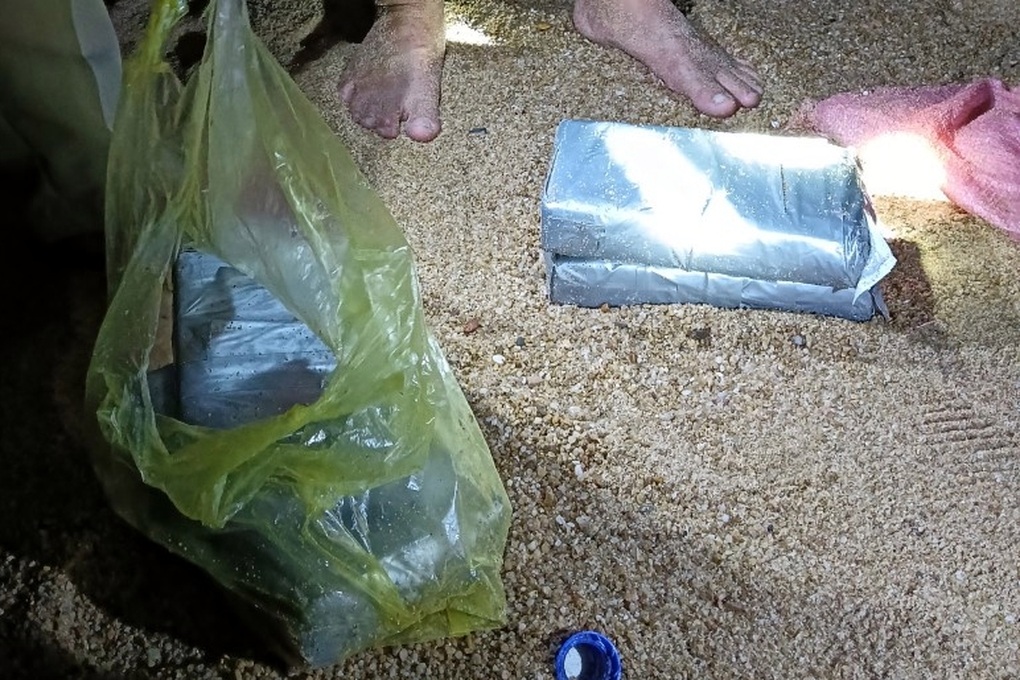 Người dân đi tắm biển liên tiếp nhặt được nhiều gói hàng lạ - 1 Người dân đi tắm biển liên tiếp nhặt được nhiều gói hàng lạ - 1