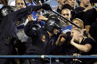 Atletico bị treo sân, Torres lỡ chuyến hồi hương cảm xúc