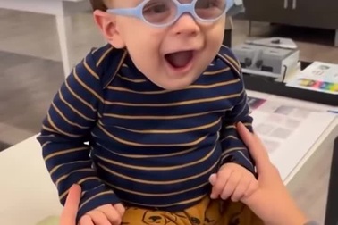 Phản ứng của những em bé bị cận thị bẩm sinh khi lần đầu được nhìn thấy mẹ